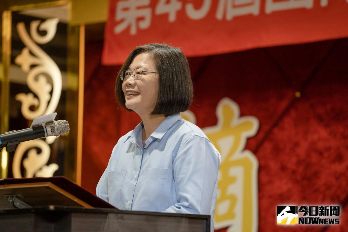 香港反送中持續延燒！總統蔡英文今（20）日表示，香港例子已經完全證實民主與獨裁勢不兩立，而台灣會堅拒恐嚇，並將繼續擁護自由民主價值。（圖／總統府提供）