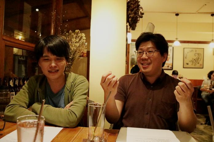 台北地方異聞工作室成員楊海彥（左）、羅海樵（右，筆名瀟湘神）談論台灣在地有趣的妖怪傳說。攝影_鄭芊芷
