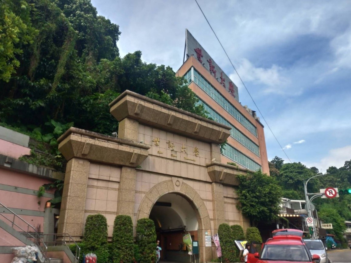 世新大學宿舍供需比低，將近7成學生在校外租屋。（圖／初聲記者李妍頻攝）