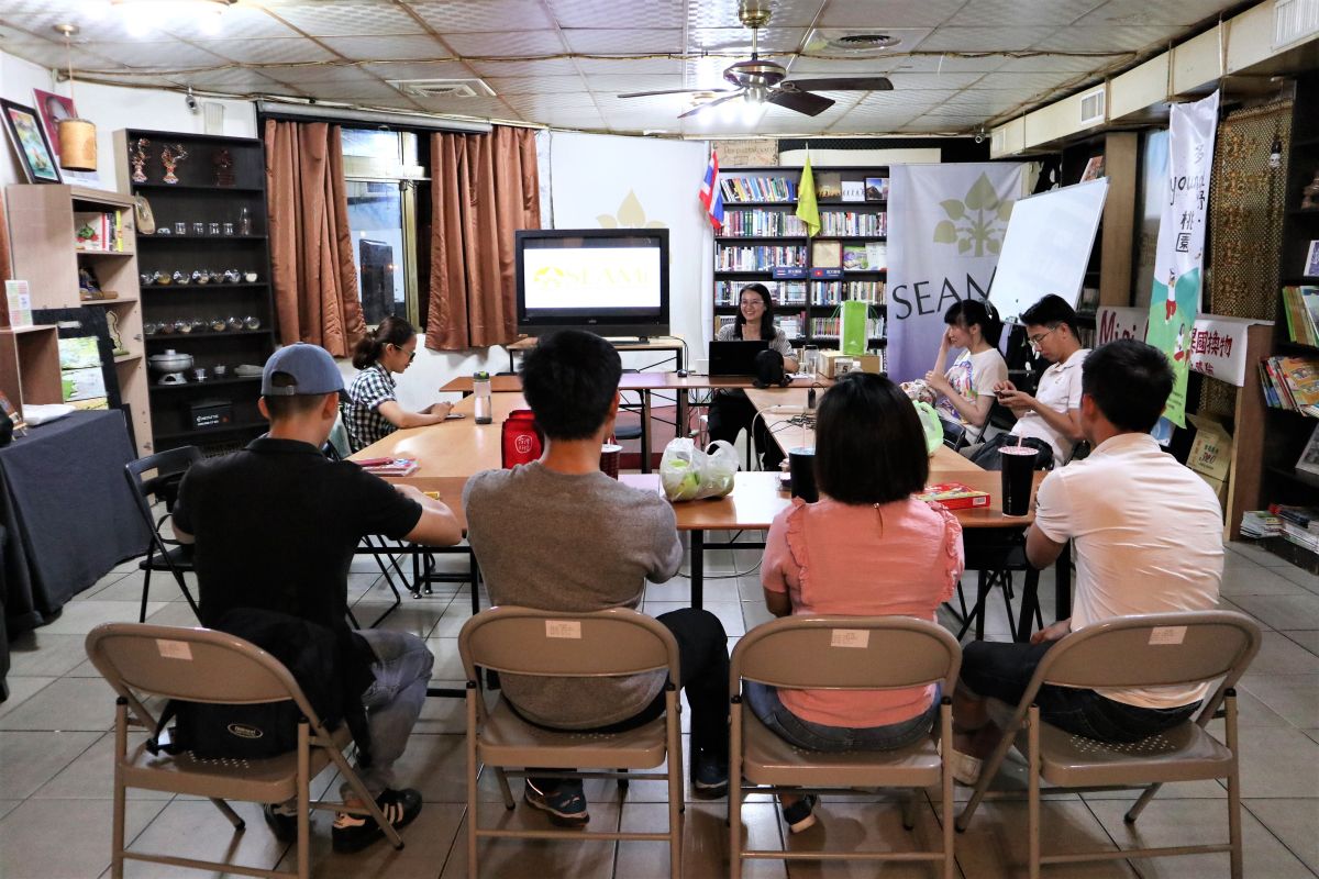 每週六望見書間皆有中文課程，由望見書間活動企劃許鐘尹（圖中）教導在台移民工中文。圖／初聲記者陳曉芙