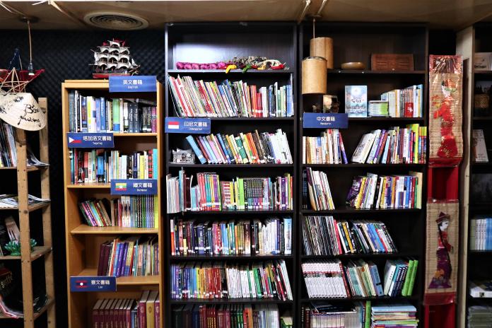 望見書間裡有許多東南亞語言書籍，可供東南亞移民工借閱。圖／初聲記者陳曉芙