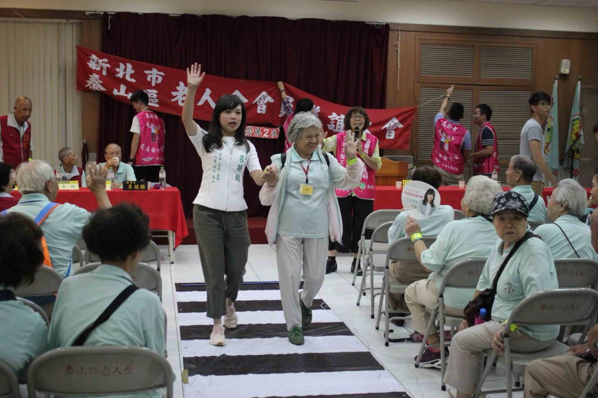 ▲立委呂孫綾今日邀交通部公路總局到泰山區娃娃產業文化館舉辦「高齡交通安全宣導活動」全，提升老人家的道路交通安全意。（圖／立委呂孫綾辦公室提供）