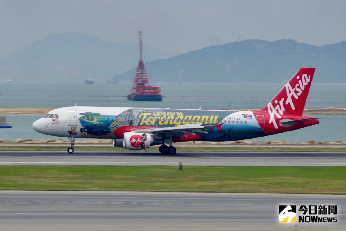 ▲AirAsia 開航台灣 10 周年，宣布推出單程未稅 1,088 元起的機票促銷， 10 月 1 日起也將取消所有往返馬來西亞航線的訂票手續費。（圖／記者陳致宇攝）