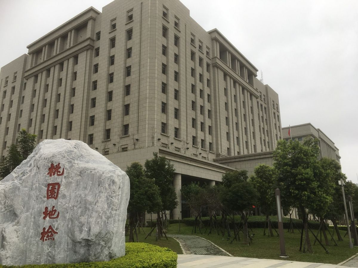 ▲桃園市一名18歲少女，從15歲開始被生母和繼父監禁在楊梅區一處住宅的二樓，3年來靠著繼父定期帶來的食物過活。（圖／記者李春台翻攝）