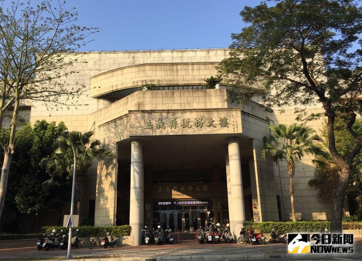 ▲嘉義縣政府財政稅務局說明地價稅優惠與減免。（圖／記者陳惲朋攝 ,2019.08.20）