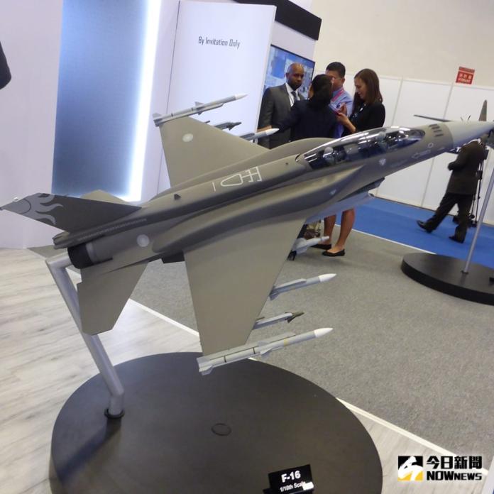 ▲洛克希德馬丁公司在2019台北航太暨國防工業展中，展出F-16V戰機模型。（圖／記者呂炯昌攝, ）