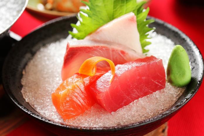 ▲有網友好奇發問「去日式料理吃的生魚片，為何會有清爽的滑溜感？」釣出行家解答。（圖／取自Pixabay）