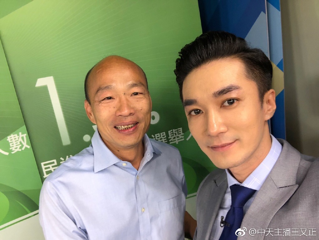 ▲王又正（右）多次貼身採訪韓國瑜。（圖／翻攝微博）