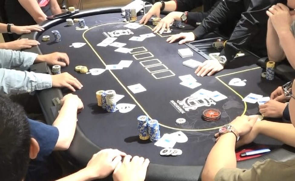 ▲台中市警方在文心路4段一家音樂餐廳中查獲樸克賭場。（圖／警方提供）