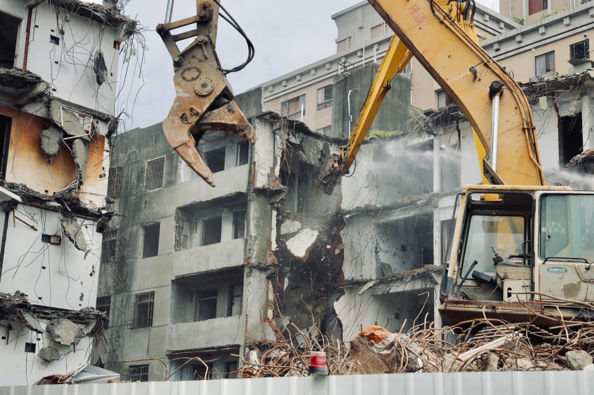 ▲新北市五股區西雲路海砂屋19日開始拆除，未來會改建成14層住宅、共93戶。（圖／新北市城鄉發展局提供）