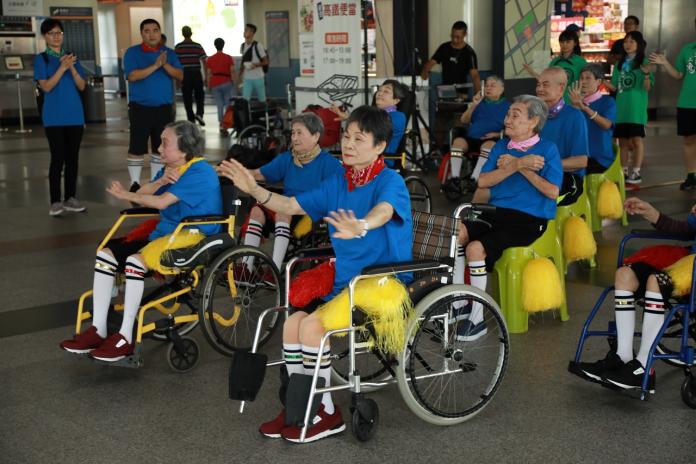 ▲銀髪長者以輪椅，配合音樂律動舞出活力。（圖／高鐵嘉義站提供）