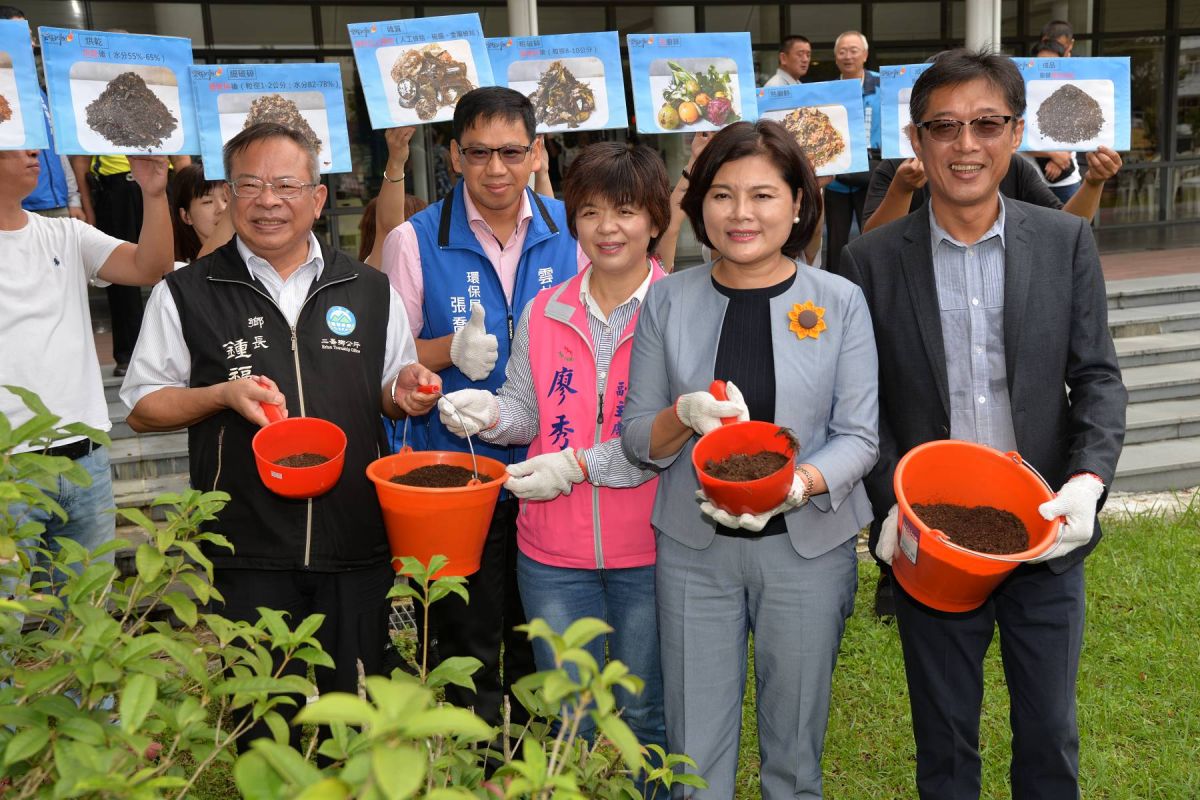 ▲花草樹木上施灑廚餘堆肥。（圖／記者洪佳伶攝，2019.08.21）