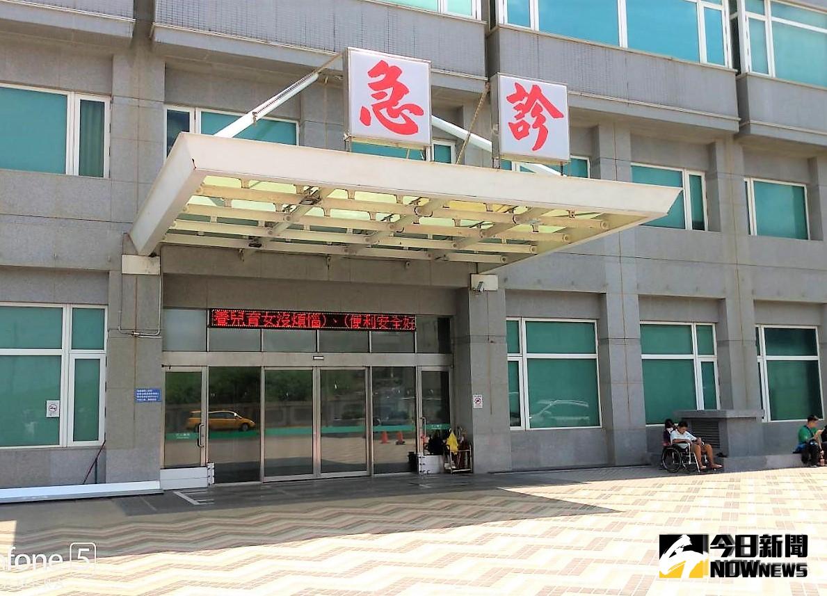 ▲澎湖尖山龍門港信福一號砂石船，21日上午驚傳印尼籍水手長ISROFEL卸貨時左手臂斷裂骨折倒臥在輸送帶前，船上人員立即火速將人送往三總澎湖分院急救。（圖／記者張塵攝，2019.08.21）