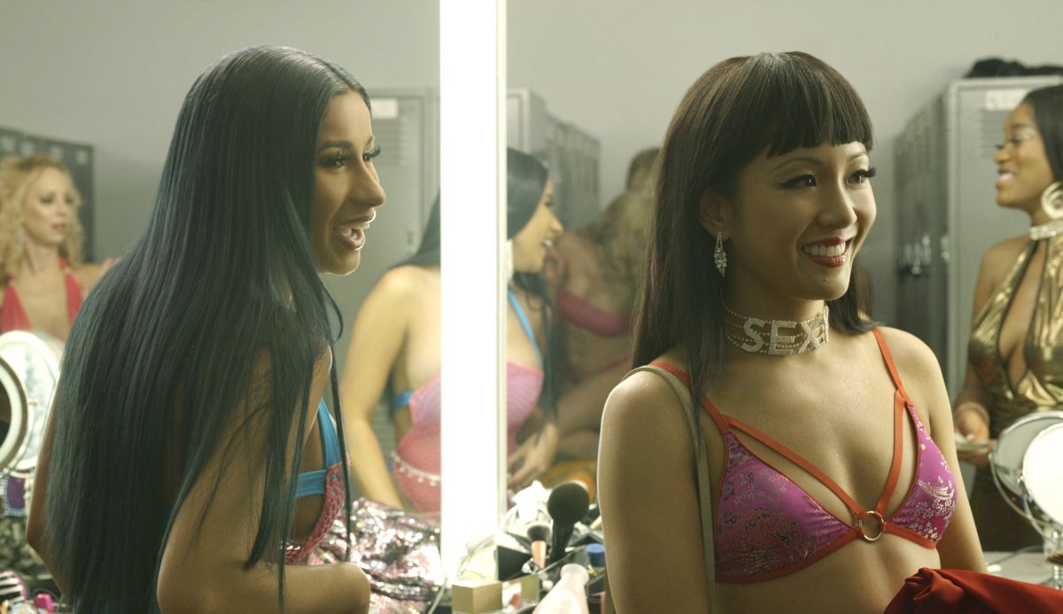 ▲卡蒂B（左）教吳恬敏如何磨蹭男人。（圖／CatchPlay）