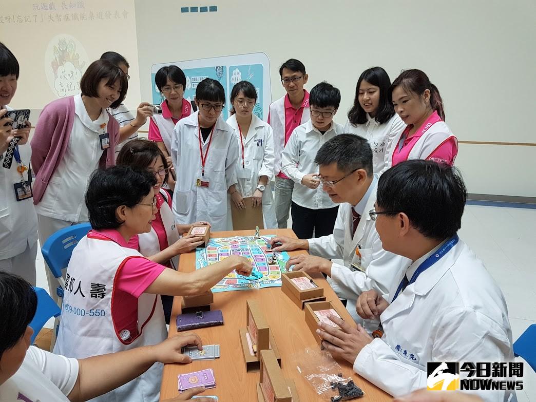 ▲陽大附醫院長楊純豪與失智共照中心主任蔡秉晃等人一起玩「認識失智症桌遊」。（圖／記者李清貴攝,2019.08.21)