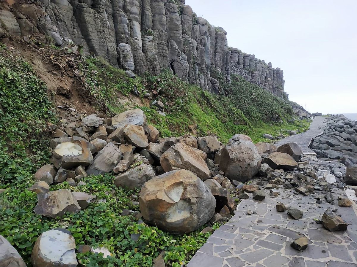 ▲世界級的桶盤島柱狀玄武岩地質公園，因連日來下雨不斷，土質鬆軟造成海邊的大塊岩石崩落，十分危險。（圖／馬公市公所提供，2019.08.21）