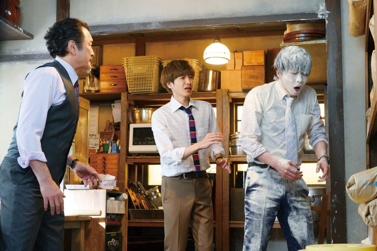 ▲《大叔之愛電影版》吉田鋼太郎（左）的爆笑表演，讓田中圭（右）慘遭麵粉灑全身，中為志尊淳（圖／采昌國際多媒體）