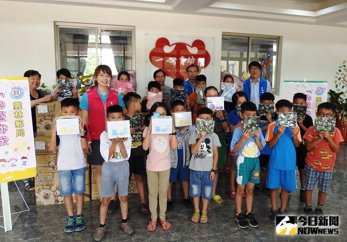 ▲雲林郵局局長吳志亮代表捐贈多項民生物資給斗六一心育幼院。（圖／記者蘇榮泉攝，2019.08.21）