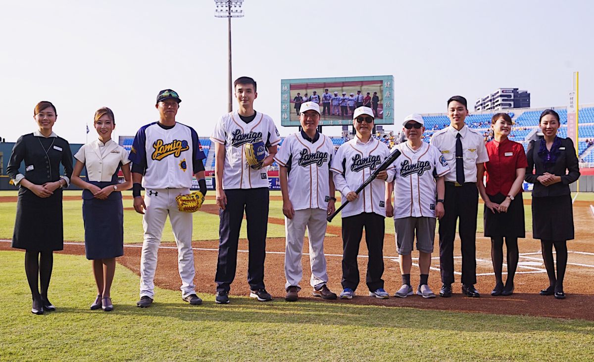 ▲桃機團隊走進球場與Lamigirls攜手宣導飛航安全，邀請上萬名球迷在此特殊的場合，一同輕鬆獲得實用又重要的飛安知識！（圖／桃園機場提供）