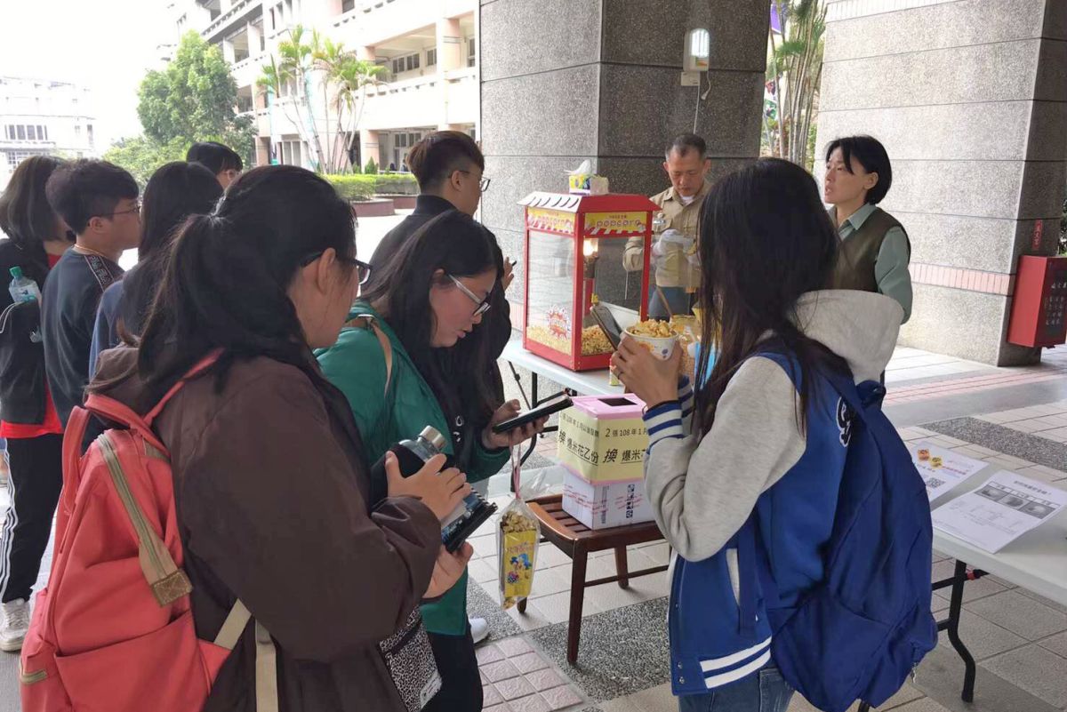 ▲修平科大校園辦活動，一定出現這台爆米花機器，背後是教官何大行的用心，希望拉近師生距離。（圖／修平科大提供）