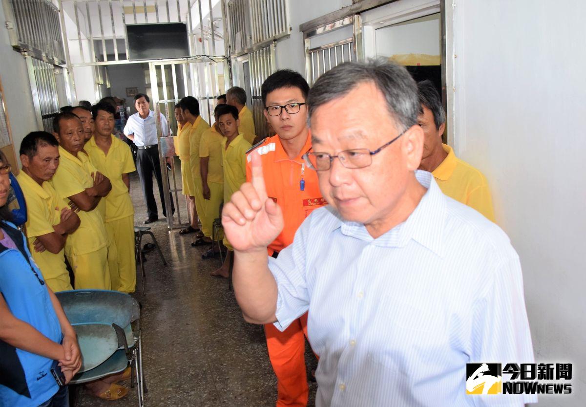 ▲澎湖縣長賴峰偉專程前往海八碼頭慰問海巡弟兄辛勞，隨後前往烏崁大陸漁工留置室，勸導大陸船員勿再非法越界捕魚。（圖／記者張塵攝，2019.08.21）