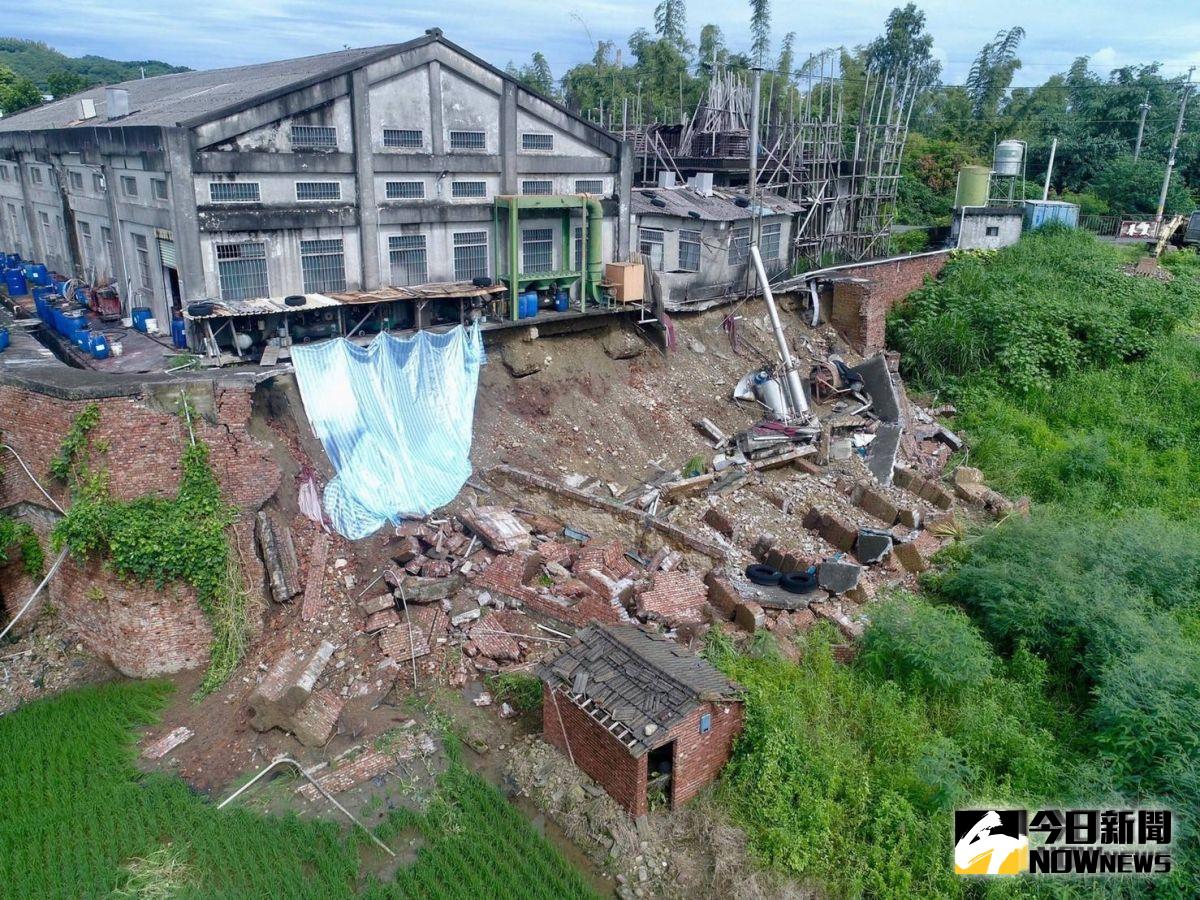 ▲豪雨加上地震災情不斷，花壇鄉一家皮革工廠地基慘遭掏空，工廠圍牆崩塌達60公尺長。（圖／記者陳雅芳翻攝，2019.08.21）