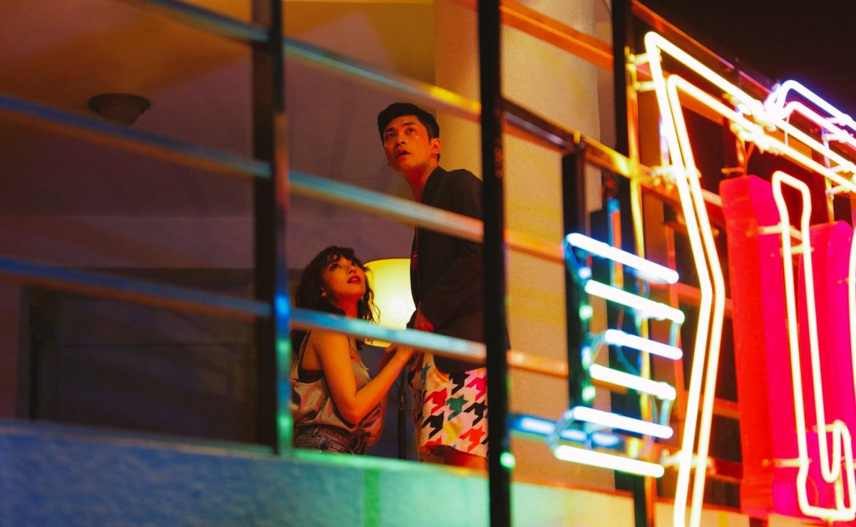 ▲姚以緹（左）硬上導演黃迪揚。（圖／華映）