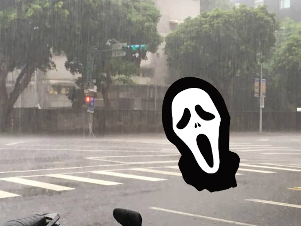 ▲一名網友在臉書社團「爆廢公社」分享一張照片，感謝外送員在暴雨中辛苦送餐，貼文意外讓全場戰翻。（圖／翻攝自爆廢公社）