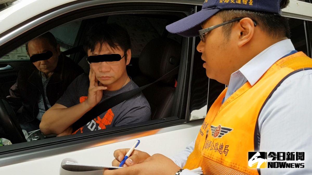 ▲民眾向監理站檢舉，在彰化市火車站周邊常有車身漆成黃色偽裝成計程車的自用車違法攬客。（圖／記者陳雅芳攝，2019.08.22）