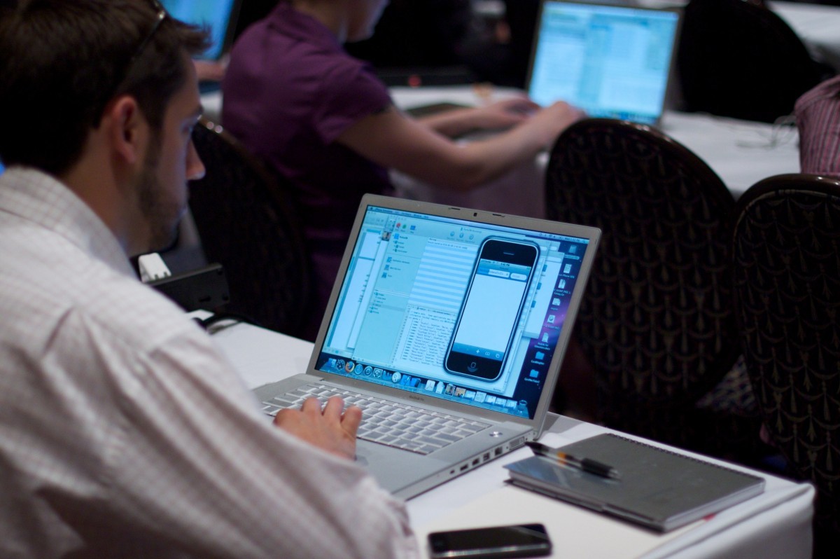 ▲工程師普遍被認為是高薪但相當辛苦的工作，日前就網友針對此詢問真的值得做一輩子嗎？（圖／取自 pxhere ）