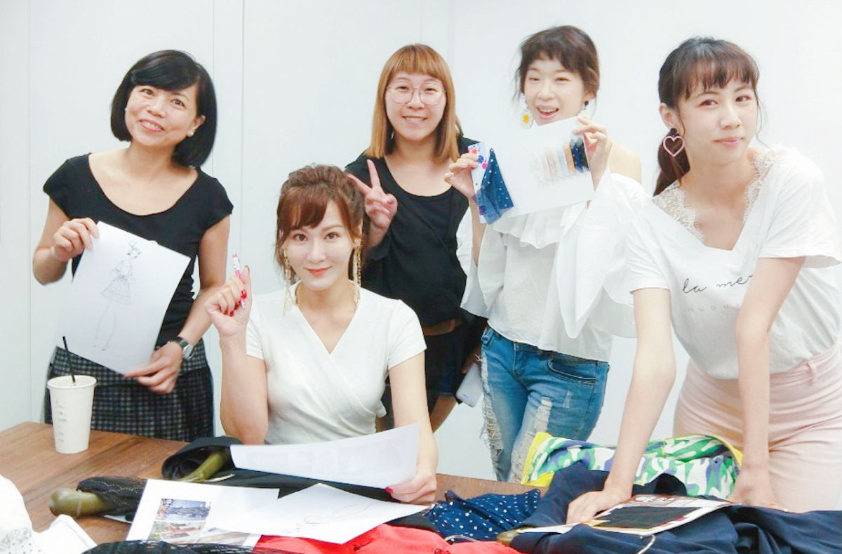 ▲邱琦雯（左二）即將和服飾團隊設計出一系列服裝。（圖／艾迪昇傳播提供）