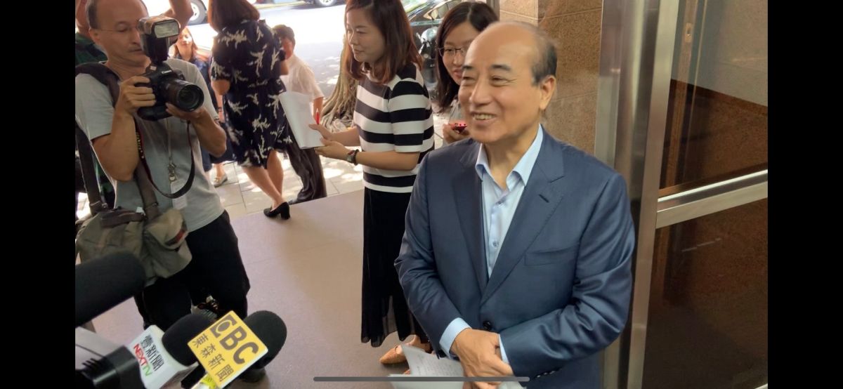 王金平將在明(23)日跟郭台銘、柯文哲同框，他表示明天對台灣、兩岸來說是重要的日子。 (圖/記者吳承翰攝)