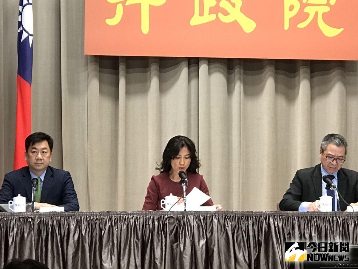 為促使政府部門加速以創新科技導入客製化民生服務，行政院研議多時決定推動「國民身分證」與「自然人憑證」結合的「數位身份識別證」，預計明年10月起換發。（圖／記者林人芳攝，2019,08,22)