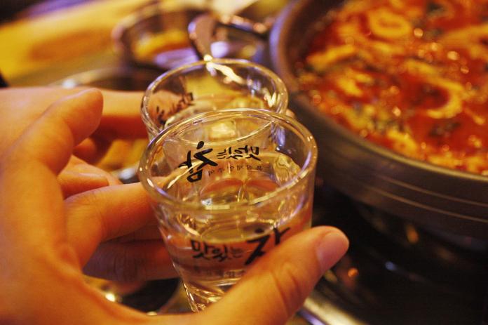 ▲近來韓流風靡全亞洲，當地特殊的飲酒文化也逐漸廣為人知。韓國人超愛喝也超會喝！（圖／ Pixabay ）