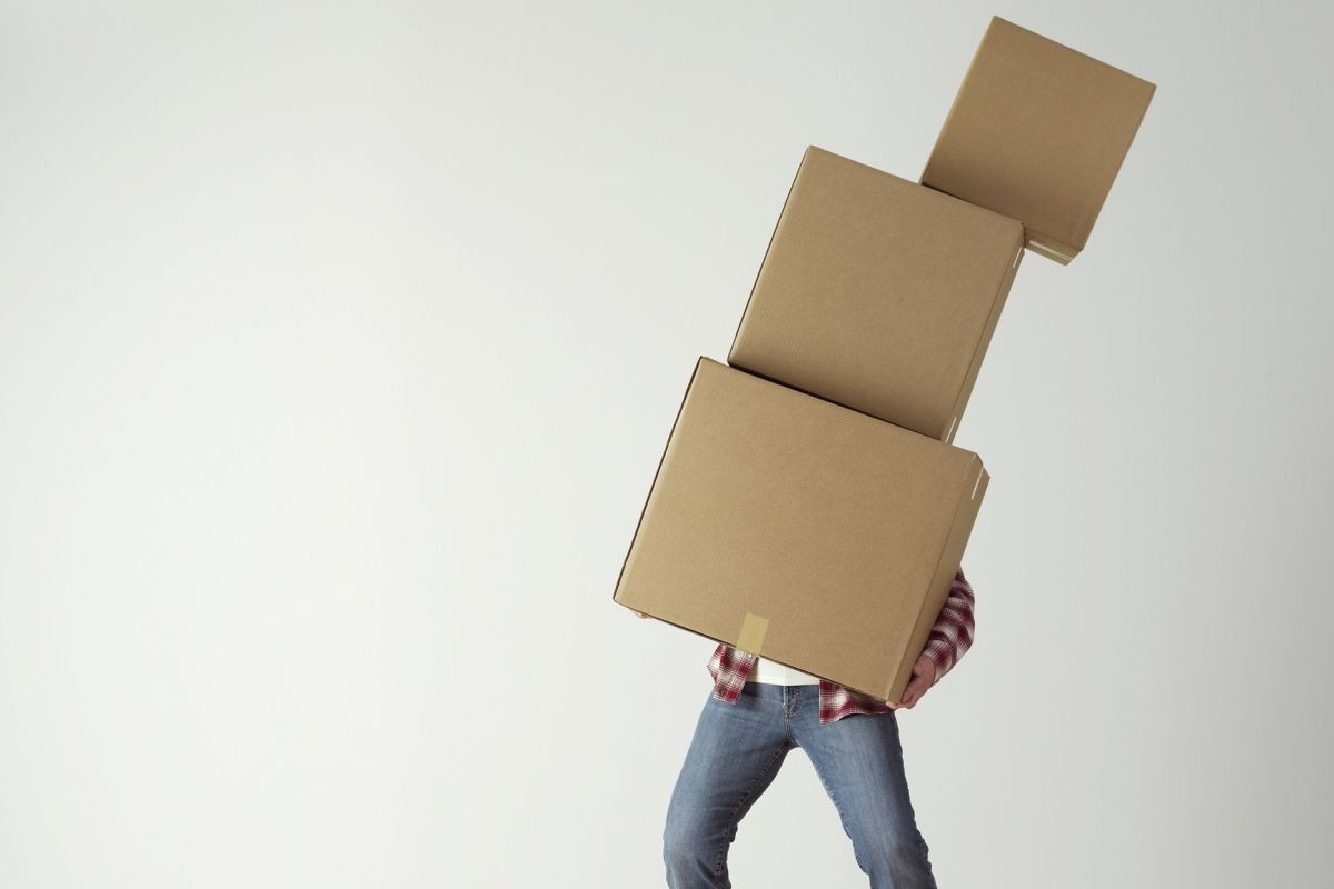 ▲一名物流司機因為工作罹患椎間盤突出，卻因適逢鬼月不敢動手術。（示意圖／圖中非當事人，取自 Pixabay ）