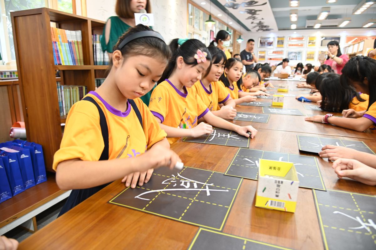 ▲學生練習寫硬筆字。（圖/新北教育局提供）