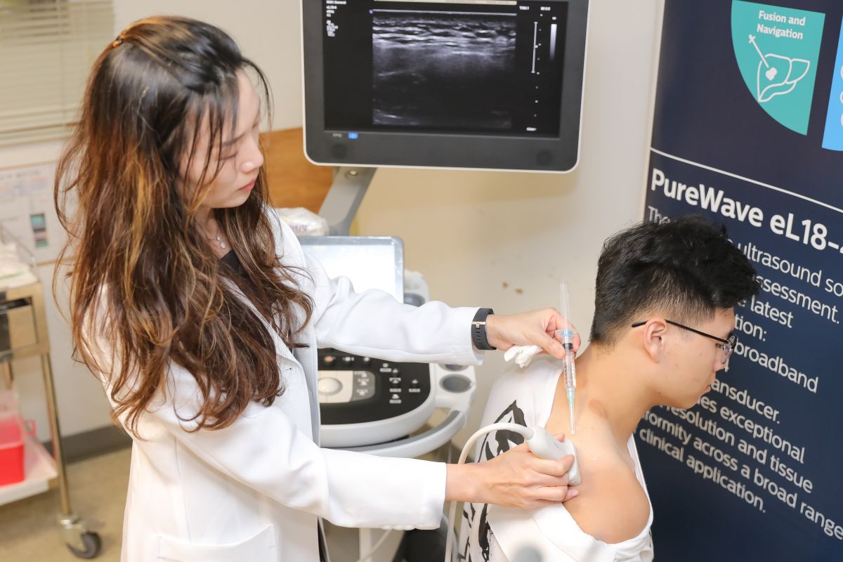 ▲男碩士生重訓過度導致肩頸僵硬、痠痛。（圖／新光醫院提供）