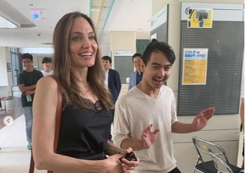 ▲裘莉（左）要跟麥道克斯分開，相當不捨。（影片截圖）
