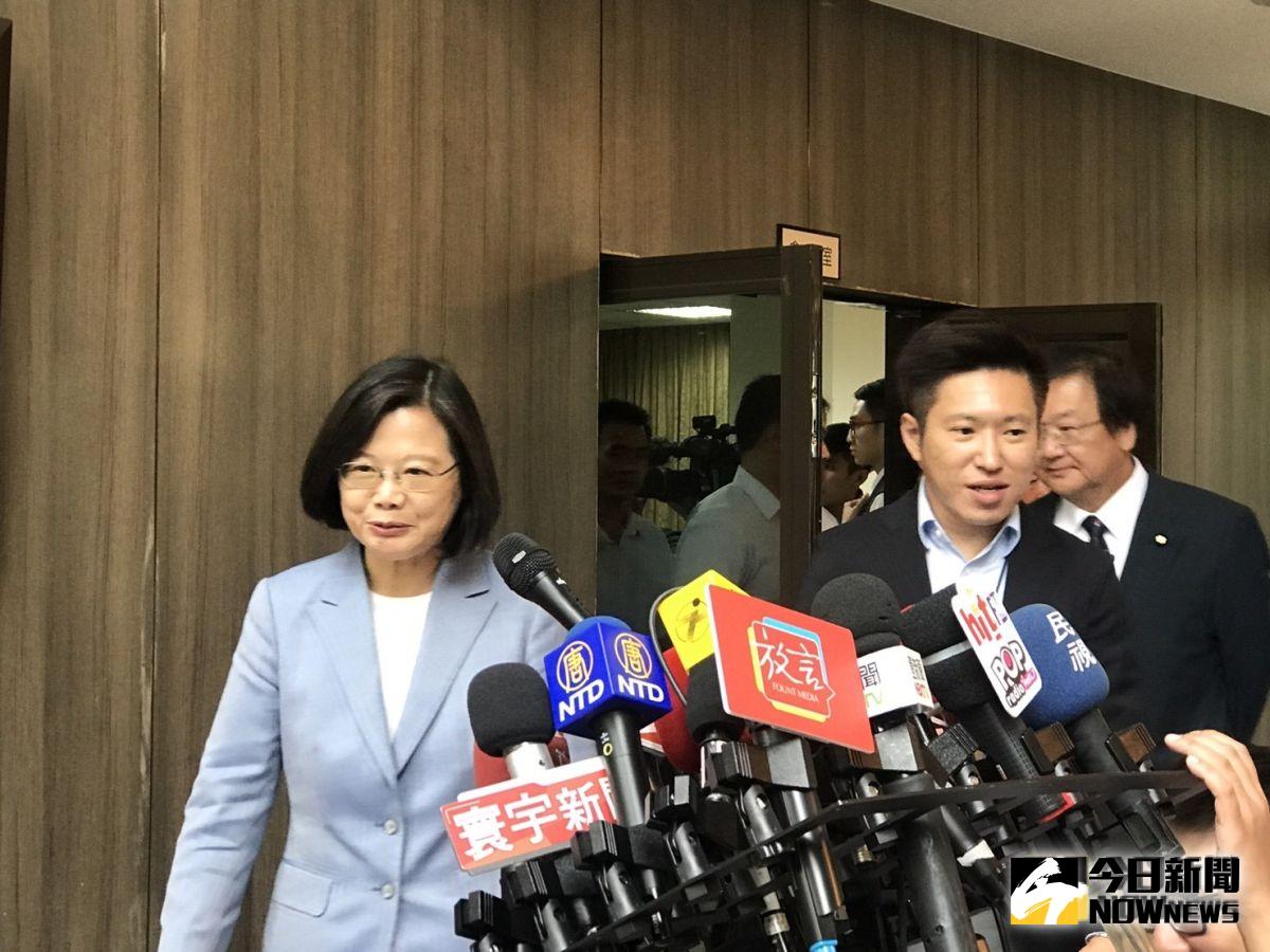 國民黨立法院黨團點名總統府多位「癮君子」官員，還引射總統蔡英文也抽菸。蔡英文22日受訪時強調，「我沒有抽菸」。（圖／記者林人芳攝，2019,08,22)