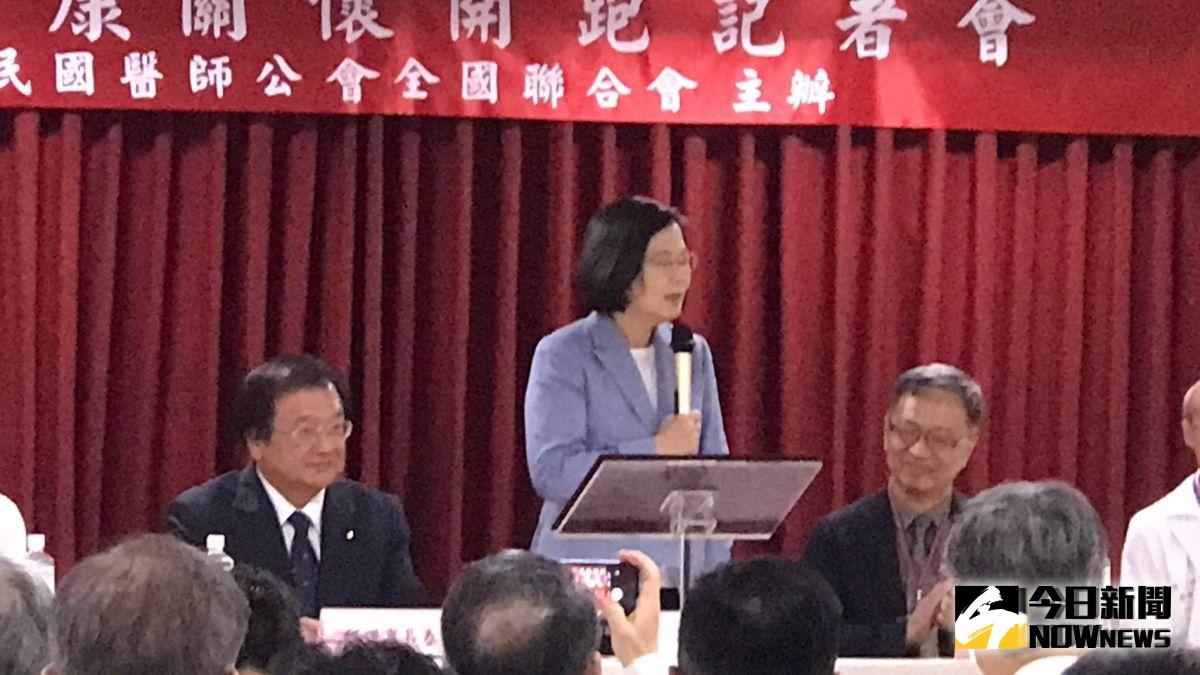 針對高雄市長韓國瑜座車及私家車疑遭放置追蹤器案，又不願提告一事。總統蔡英文22日受訪時表示，韓國瑜如果被質疑什麼事情，就應該要誠實面對，不要去牽拖其他事情。（圖／記者林人芳攝,2019.08.22)