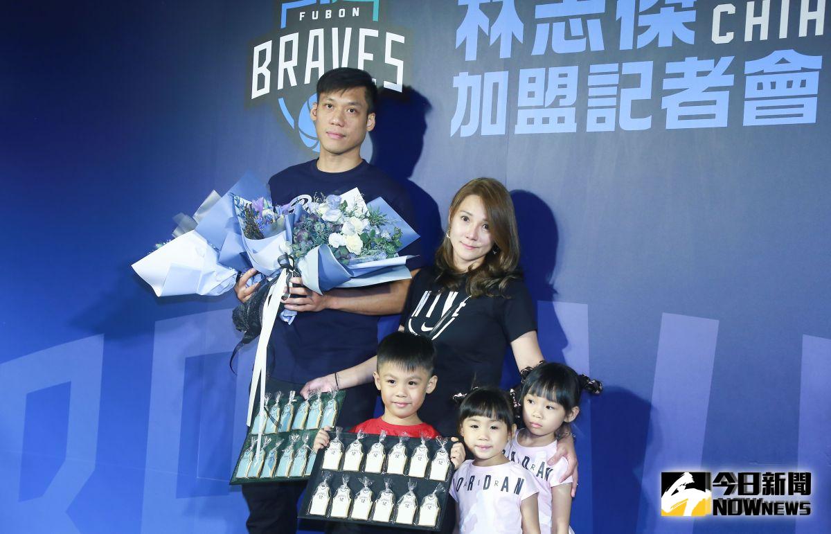▲「野獸」林志傑返台加盟富邦勇士隊，記者會上老婆和三個小孩都來為爸爸加油打氣。（圖／記者葉政勳攝 , 2019.08.22）