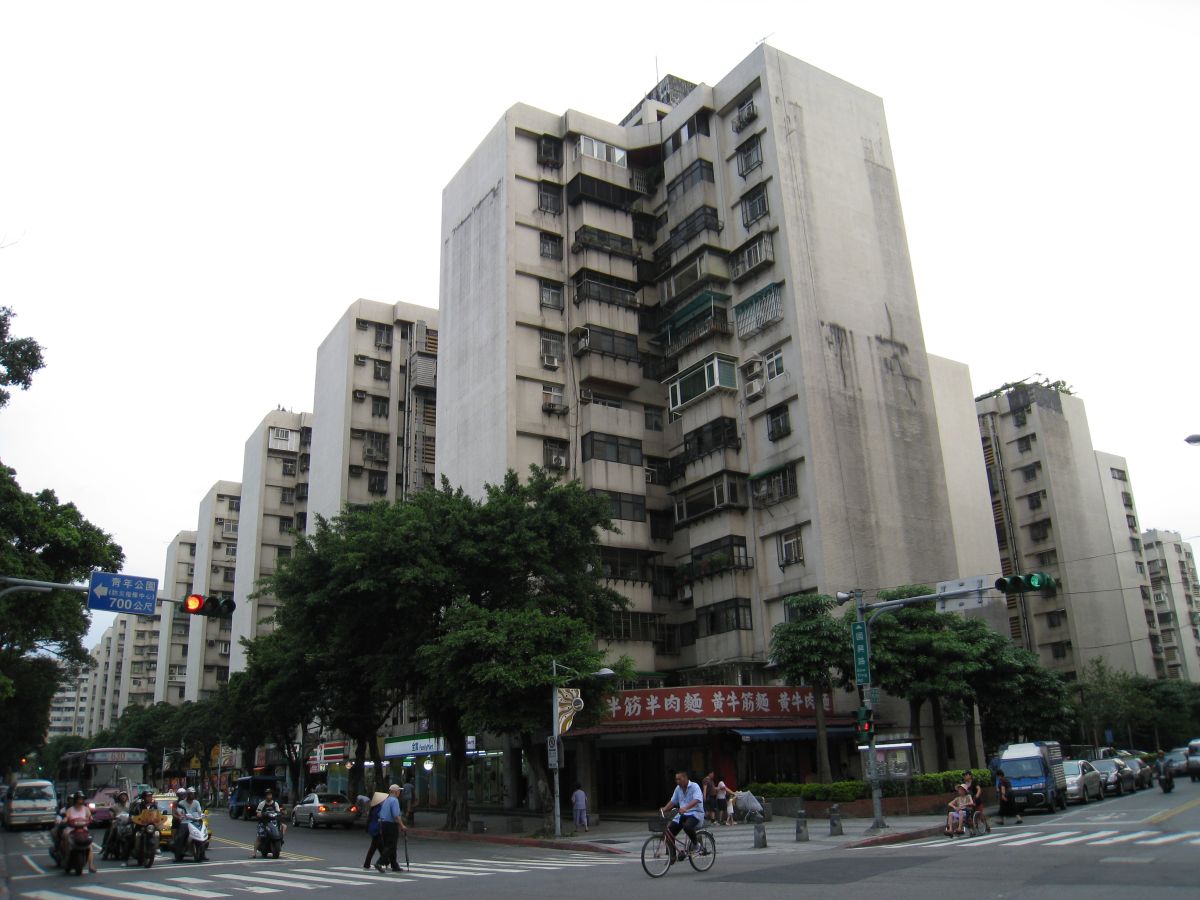 ▲〈達人帶路〉南萬華生活圈以青年公園為核心，周邊有許多國宅，房價親民好入手。（圖／信義房屋提供）