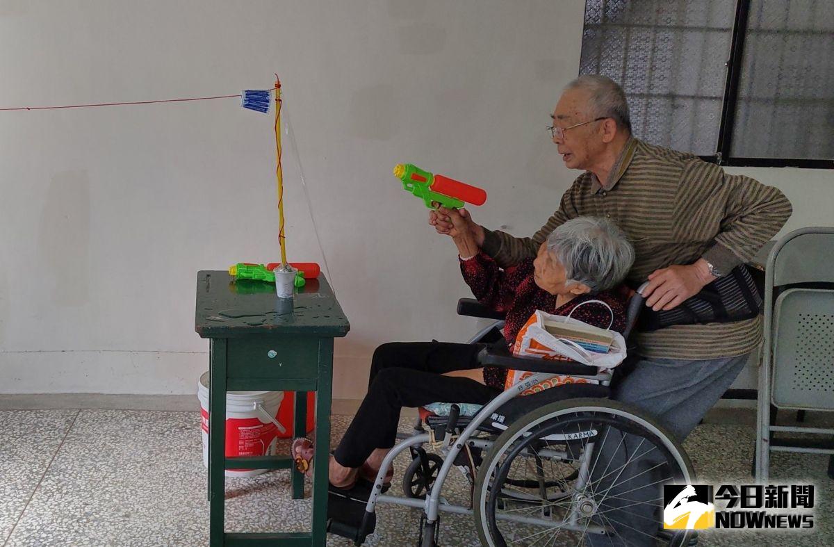 ▲自製趣味教具課程安排，讓長者得以延緩病程。（圖／記者蘇榮泉攝，2019.08.22）