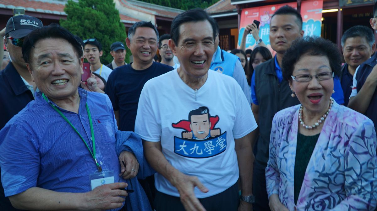 ▲前總統馬英九（中）今天在金城鎮總兵署「巧遇」前副總統呂秀蓮（右），兩人相見歡。（圖／蔡若喬攝, 2019.08.22）