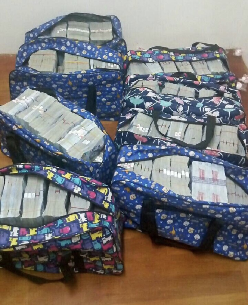 檢調單位在低調善人夫妻的娘家地上，查扣的2億4000萬現金。（圖/嘉義地檢署提供）