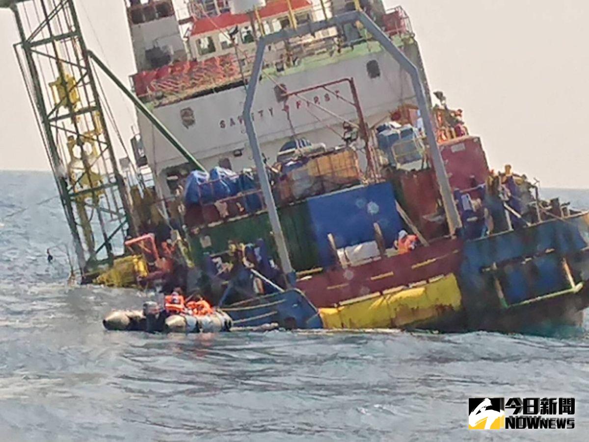 ▲離岸風機工作船「派翠」號，船身因傾斜進水向海巡署緊急求救，台中海巡隊巡成功救40名船員上岸。（圖／記者陳雅芳翻攝，2019.08.22）