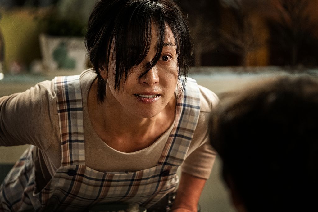 ▲《變身》張英南詮釋成東鎰的妻子 因為惡魔而陷入瘋狂（圖／車庫娛樂）