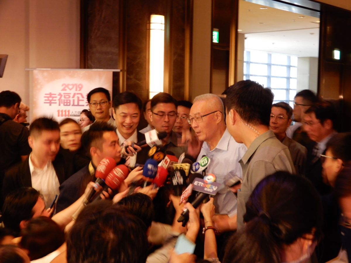 傳出郭台銘擬向國民黨「報備參選」總統，成為藍營勝選的備胎，國民黨主席吳敦義23日受訪表示「我覺得要傷腦筋一下」。（圖 / 記者陳弘志攝）