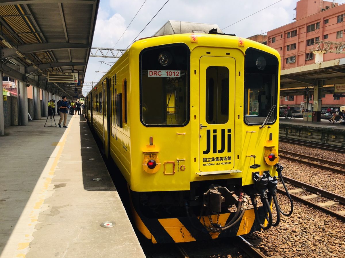 ▲「國立集集美術館」彩繪列車不只石虎圖案鬧出抄襲風波，就連」使用的字體「康熙字典體」也被踢爆未取得授權。（圖／台鐵）
