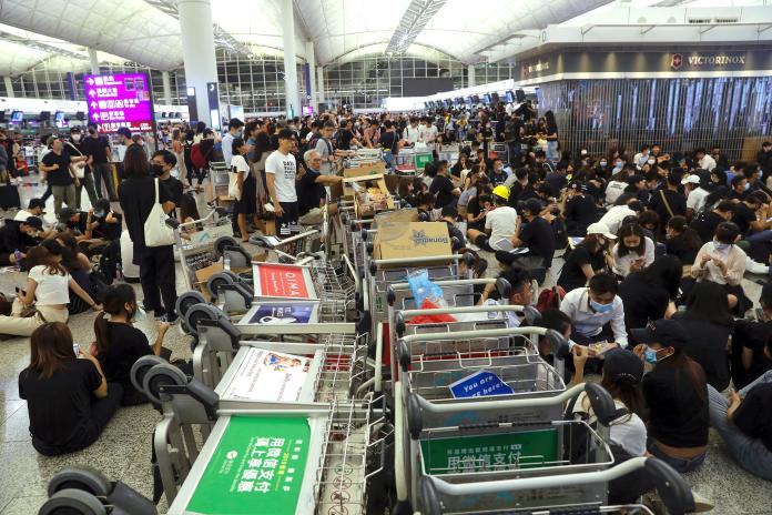 ▲香港機場管理局今天在報章刊登廣告，呼籲年輕人本著熱愛香港的心，拒絕參與或支持任何妨礙機場正常運作的行為。資料照。（圖／美聯社／達志影像）